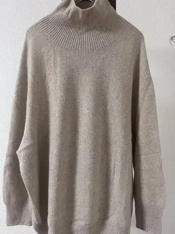 IENA 베이지 하이넥 니트