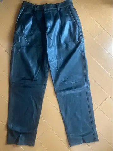 ZARA 인조 가죽 팬츠 블랙 M 사이즈