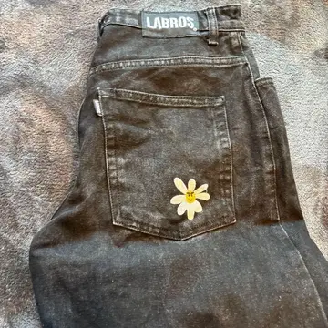 LABROS 블랙 데님 꽃 자수