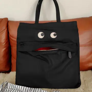 ANYA HINDMARCH 블랙 토트백 눈 디자인