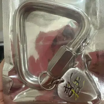 신경 쓰이는 사람이 남자가 아니었던 참 달린 카라비너