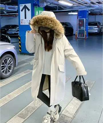 퍼 달린 화이트 롱 다운 자켓