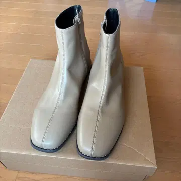 베이지 지퍼 달린 합성 피혁 부티