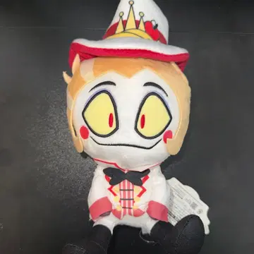 해즈빈 호텔에 오신 것을 환영합니다 앉은 봉제 인형 루시퍼