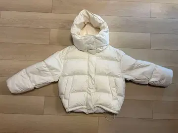 화이트 후드 부착 다운 자켓