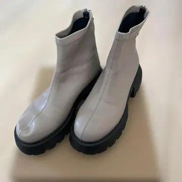 라이트 그레이 가죽 부츠 통굽