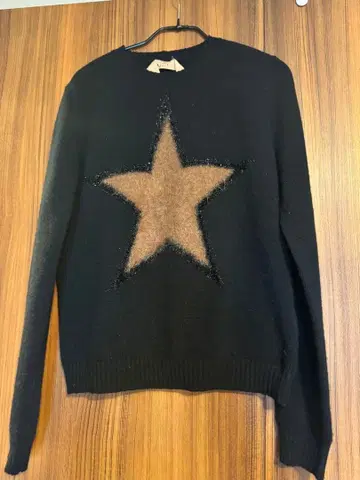 누메로 별 모양 라메 자수 니트 스웨터 (블랙)