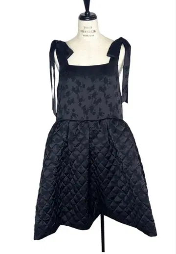 퀼팅 로즈 새틴 티어드 미니 원피스 블랙