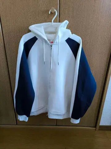 Niko and. 화이트/네이비 집업 후디