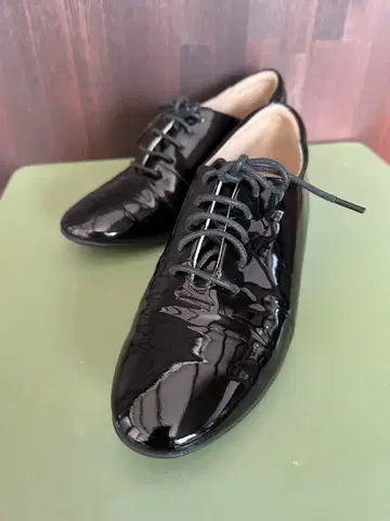 블랙 에나멜 레이스업 슈즈