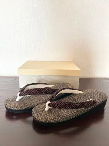 조리 블랙과 빨간색의 뜨개질 무늬