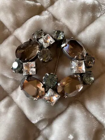 foxey 그레이 계열 크리스탈 비쥬 브로치