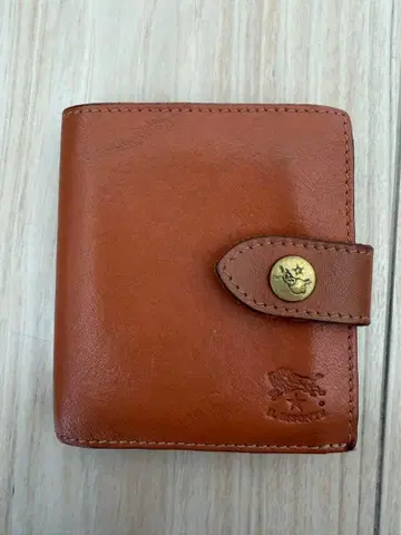 가죽 소재 브라운 접이식 지갑