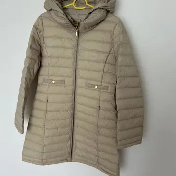 후드 부착 베이지 다운 자켓