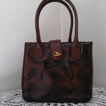 브라운 엠보싱 가죽 토트백