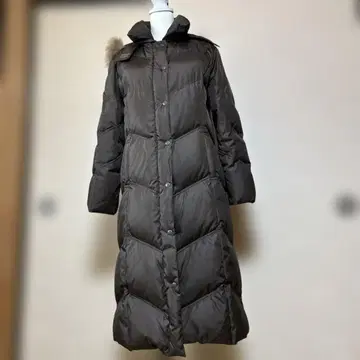 퍼 달린 브라운 다운 코트