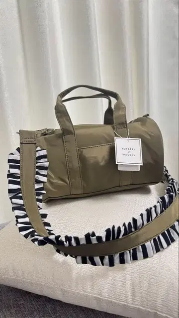 BORDERS AT BALCONY 올리브 카키 프릴 숄더백