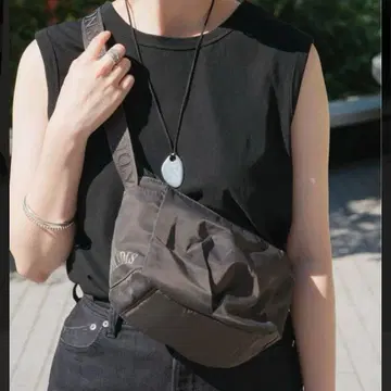 NOMADIS 블랙 숄더백