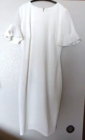 Calvin Klein 화이트 프릴 소매 원피스