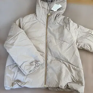 베이지 후드 부착 다운 자켓