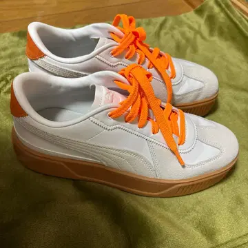 PUMA 화이트/오렌지 스니커즈