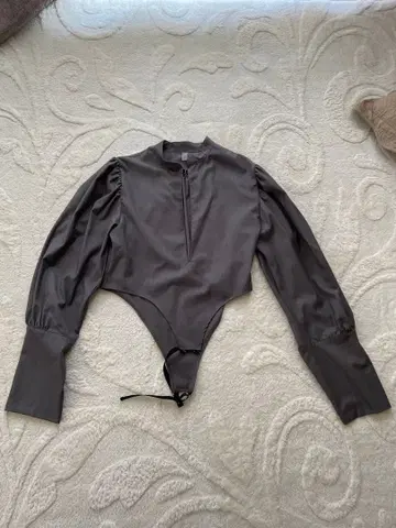 ilfelino 그레이 하이넥 긴팔 바디수트