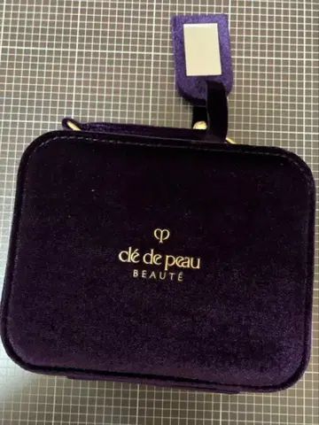 끌레드뽀 보떼 홀리데이 컬렉션 2025 파우치 한큐 백화점 한정판