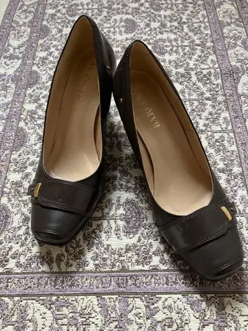 BARCLAY 다크 브라운 가죽 펌프스 중간 힐