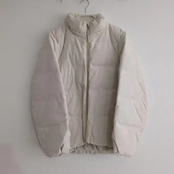 크림색 스탠드 카라 다운 자켓