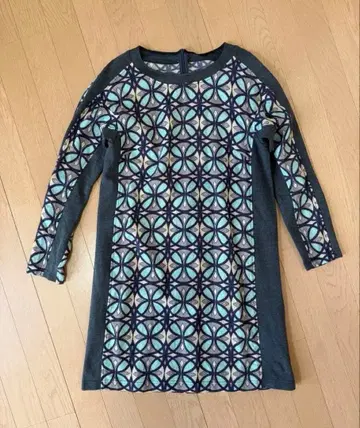 기하학 패턴 긴팔 무릎 기장 원피스