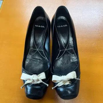 TO & CO. 블랙 리본 포함 플랫슈즈
