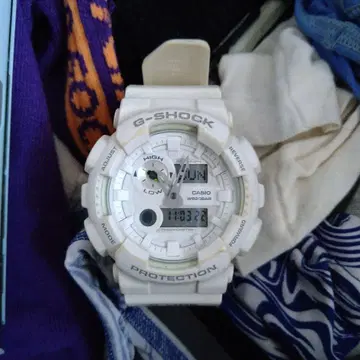 CASIO G-SHOCK 화이트 디지털 시계