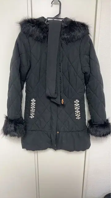 퍼 달린 블랙 다운 자켓