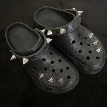 한정판 통굽 crocs 라메 스터드 Y2k