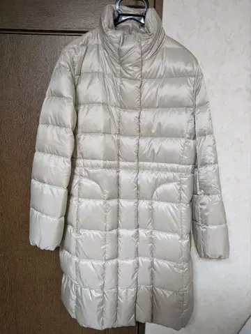 베이지 다운 자켓 무릎 위 기장