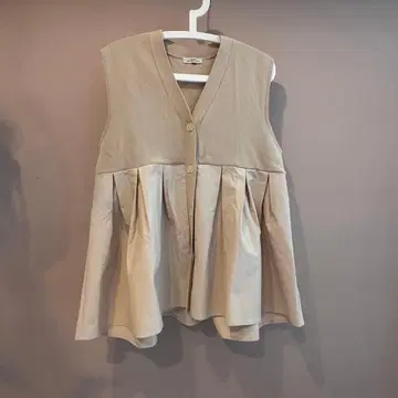 그린 레이블 릴랙싱 슬리브리스 튜닉 베이지