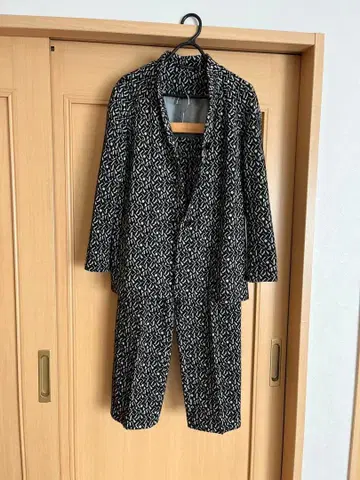 블랙과 화이트 울 셋업