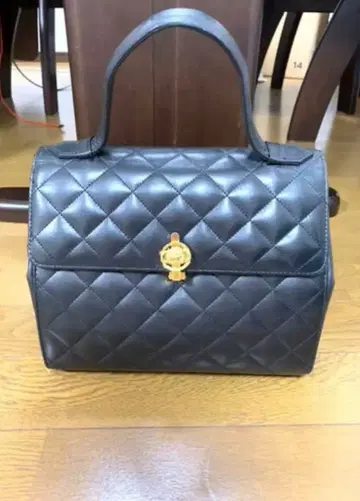 퀼팅 블랙 핸드백 골드 로고