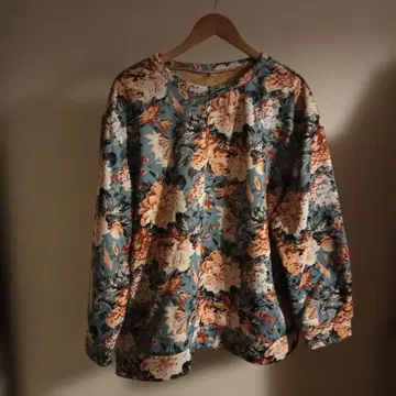 꽃무늬 긴팔 상의 블루 계열 오렌지 계열