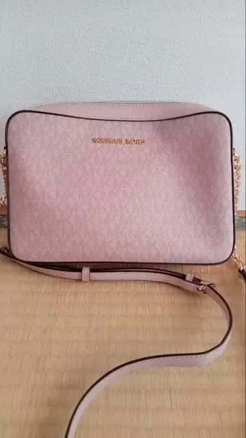 MICHAEL KORS 핑크 크로스바디 숄더백