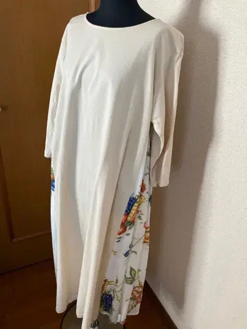 아이보리 꽃무늬 사이드 패널 긴팔 원피스