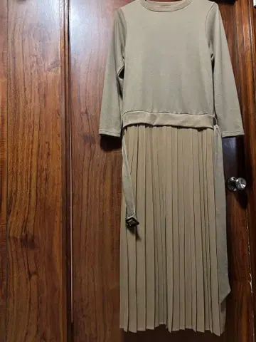 베이지 긴팔 플리츠 원피스 M