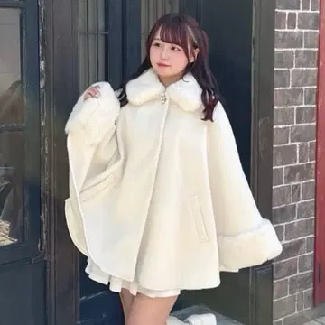 새상품 완판 evelyn 비쥬 판초 코트 2025 신상 화이트