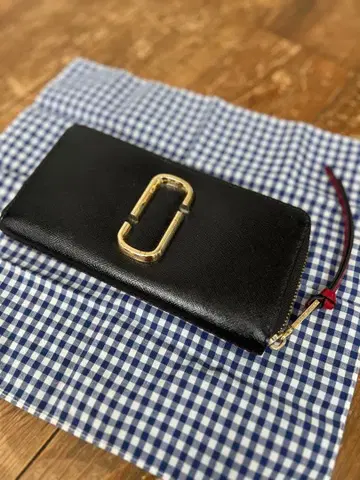 마크 제이콥스 블랙 가죽 장지갑 레드 내부 금장 장식 포함