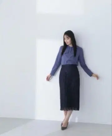 내추럴 뷰티 베이직 케미컬 레이스 타이트 스커트 (네이비)