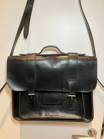 닥터마틴 사첼 블랙 숄더백 닥터마틴