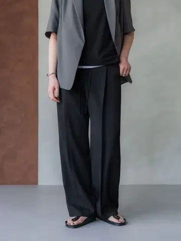 crewre 핀턱 슬라브 스트레이트 팬츠