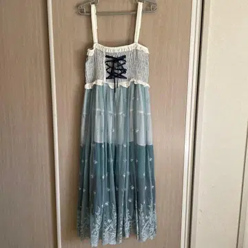 axes femme 파랑과 화이트 그라데이션 레이스업 드레스