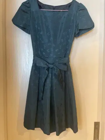 다크 그린 플라워 패턴 드레스