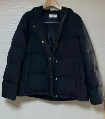 블랙 후드 부착 다운 자켓